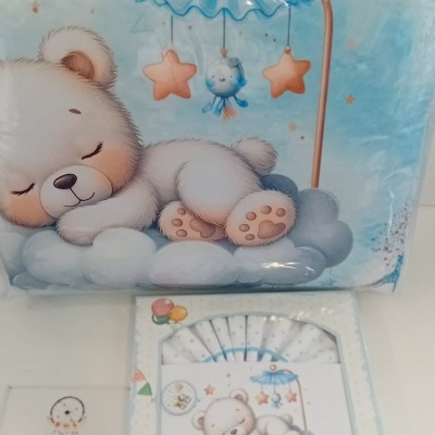 Conjunto de roupa de bebé com urso a dormir em nuvem azul
