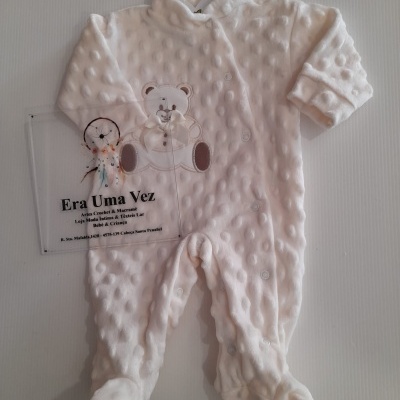 Pijama de bebé branco com padrão bolinhas e ursinho bordado.