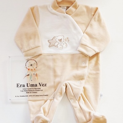 Pijama de bebé bege e branco com ursinho bordado