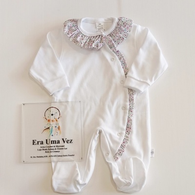 Macacão de bebé branco com gola floral e botões frontais