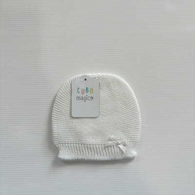 Gorro branco em malha com etiqueta CUBO mágico