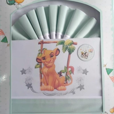 Conjunto de roupa de cama infantil com estampa de leão bebé e estrelas em embalagem com balões e bandeirolas