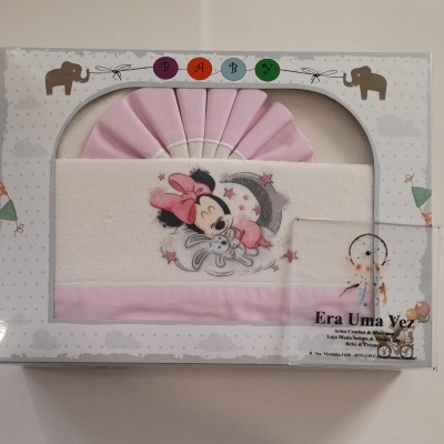roupa de bebé com manta estampada da Minnie em embalagem decorada
