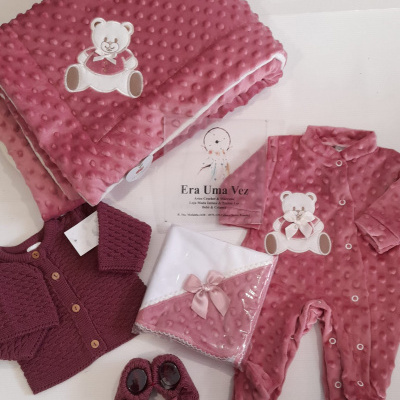 Conjunto de roupa e acessórios para bebé em tons rosa e vinho com ursinho bordado e padrão de bolinhas