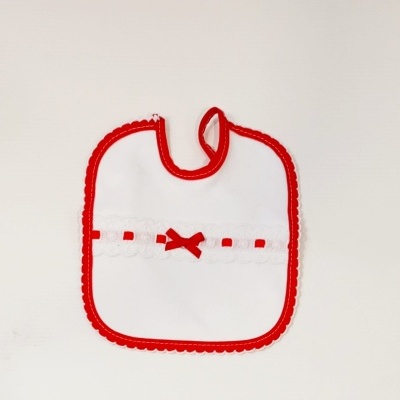 Babete branco com borda vermelha e laço vermelho no centro