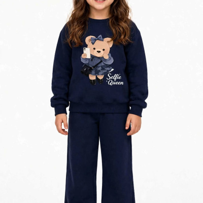 Menina com conjunto azul escuro com estampa ursinho Selfie Queen