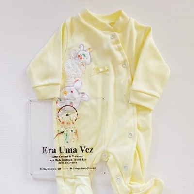 Macacão de bebé amarelo com bordado de coelhos e botões de pressão.
