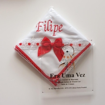 Lenço branco bordado com nome e decoração vermelha embalado