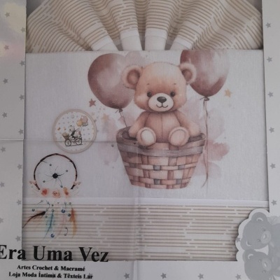 Conjunto roupa bebé branca e bege com desenho ursinho em embalagem com estrelas.