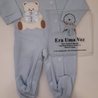 Macacão azul claro de bebé com aplicação de ursinho e placa com texto