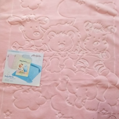 Manta rosa de bebé com bordado em relevo de animais e etiqueta da marca Belpla