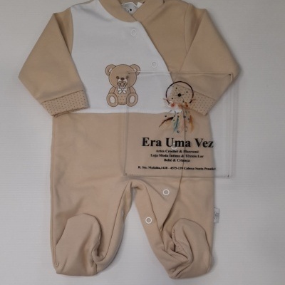 Pijama de bebé bege e branco com ursinho bordado e placa transparenta com texto