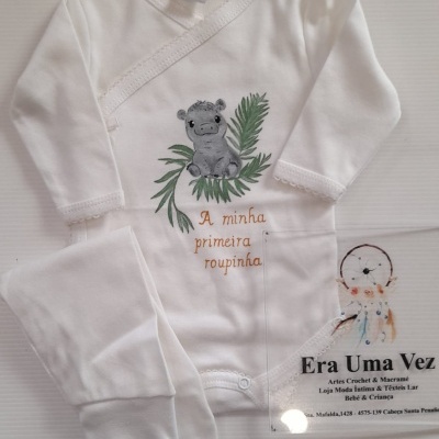 Conjunto roupa bebé branco com desenho de hipopótamo e texto em castanho.