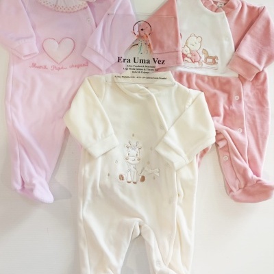 Três babygrows de bebé em algodão, rosa com gola decorativa, branco com girafa bordada, rosa e branco com ursos bordados.