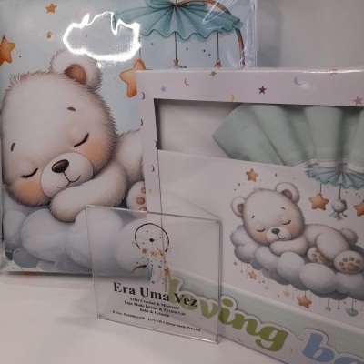 Conjunto de artigos para bebé com padrão de urso polar a dormir e estrelas