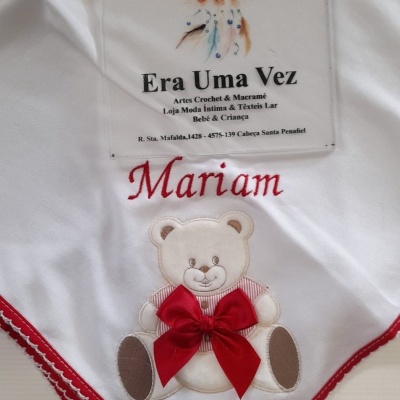 Manta branca para bebé com ursinho e nome bordado