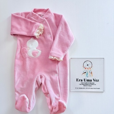 macacão rosa de bebé com aplicação de pato sobre fundo branco com placa ao lado