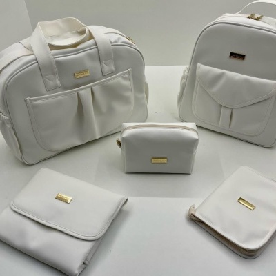 Conjunto de bolsas e estojos brancos com detalhes dourados