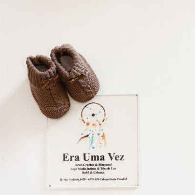 Sapatinhos de bebé em crochet castanhos com placa decorativa com texto e filtro dos sonhos