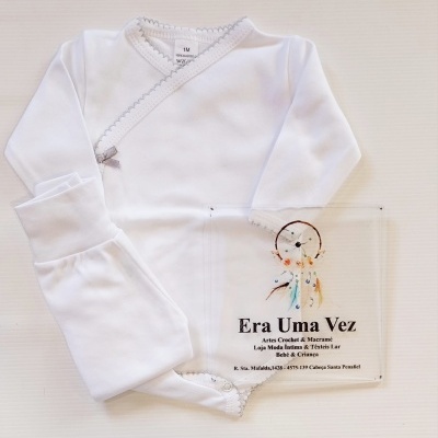Conjunto branco de roupa para bebé com detalhes cinza e cartão com texto Era Uma Vez