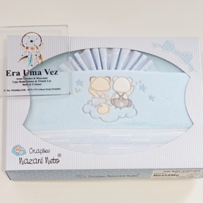 Conjunto para bebé azul claro com ursinhos e nuvem na embalagem