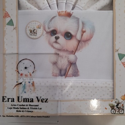 Jogo de cama branco com padrão de estrelas e ilustração de cão fofo com coroa