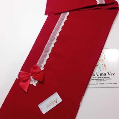 Cachecol vermelho com laço e renda branca