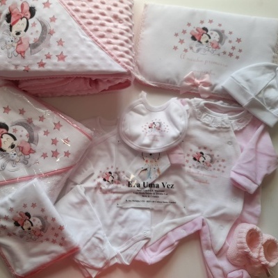 Conjunto de roupa para bebé rosa e branca com estampados de Minnie e estrelas