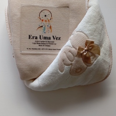 Manta para bebé bege e branca com laço castanho e ovelha bordada