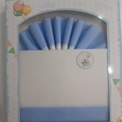 Conjunto de lençóis para berço branco e azul claro em caixa decorativa com balões e ursinho na bicicleta