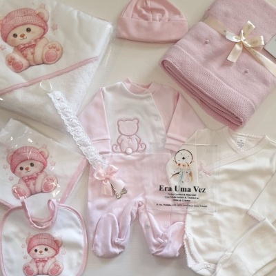 Conjunto de roupa e acessórios rosa e branco para bebé com ursinhos bordados.