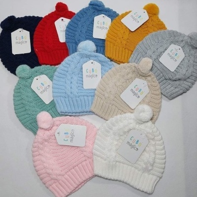 Gorros de malha coloridos com pompom e etiqueta CuBO mágico