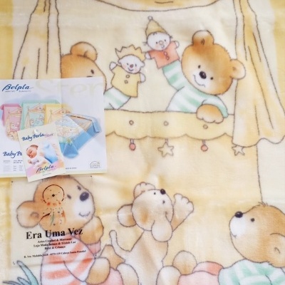 Manta infantil com estampa de ursinhos e marionetas coloridas, etiquetas da marca Belpla