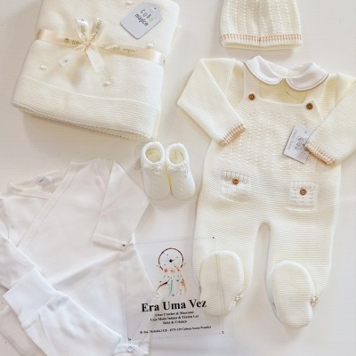 Conjunto de roupa para bebé branca e castanha com body, macacão, touca, sapatinhos e manta