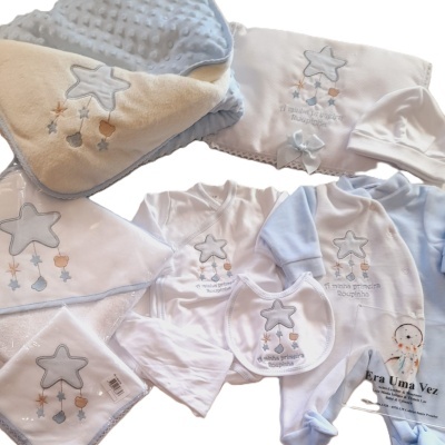Conjunto roupa bebé azul e branco com bordados de estrelas