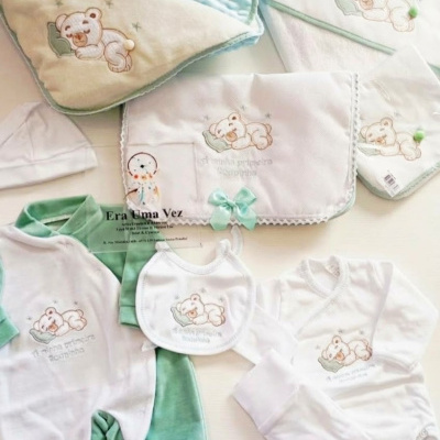 Conjunto de roupa e acessórios de bebé com bordado de ursinhos