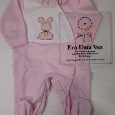 Macacão bebé cor-de-rosa e branco com estampa de coelho e atrapas sonhos.