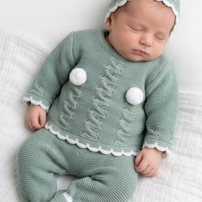 Bebé a dormir com conjunto de malha verde claro e branco
