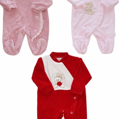 Três macacões de veludo para bebé, dois rosa e um vermelho com branco, com bordados e detalhes rendados.