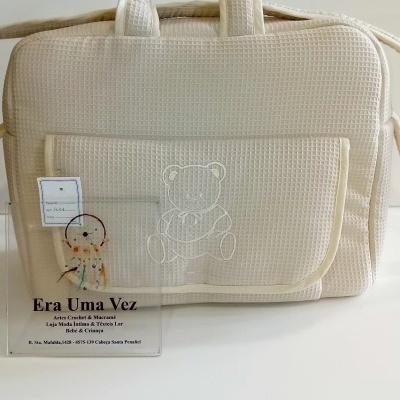 Mala de bebé cremosa com bolso frontal bordado com urso teddy