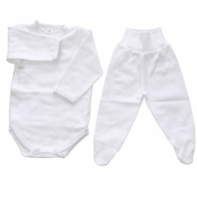 Conjunto branco de roupa para bebé com body e calças.