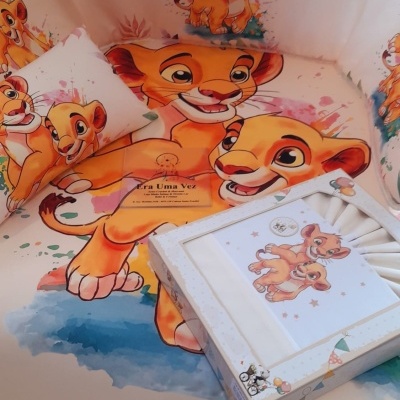 Conjunto de roupa de cama para bebé com personagens Simba e Nala em fundo branco colorido