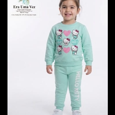 Menina com conjunto de fato de treino azul-petróleo e estampado Hello Kitty