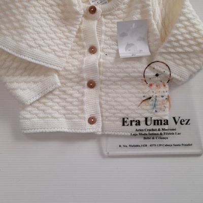 Casaco infantil branco de malha com botões castanhos e cartão da loja Era Uma Vez