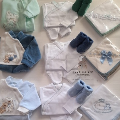 Conjunto de roupa de bebé com bodies, casacos, polainas e fraldas bordadas