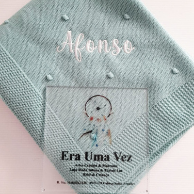 Manta de malha azul clara com nome Afonso bordado