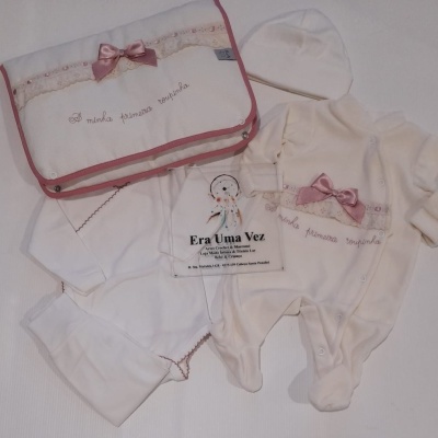 Conjunto de roupa de bebé branca com laço rosa e bordado 'A minha primeira roupinha'