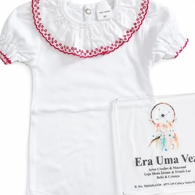 Body de bebé branco com bordado vermelho e saco de tecido com impressão colorida