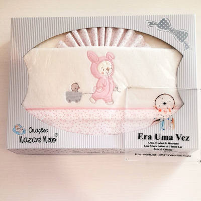 Conjunto de roupa de bebé com estampa de criança em fato de coelho cor de rosa