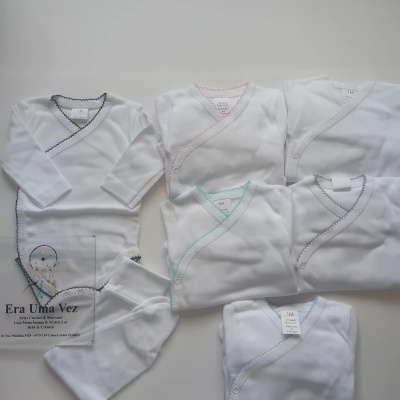 Bodies brancos para bebé com bordados coloridos nos acabamentos e fechamento cruzado.